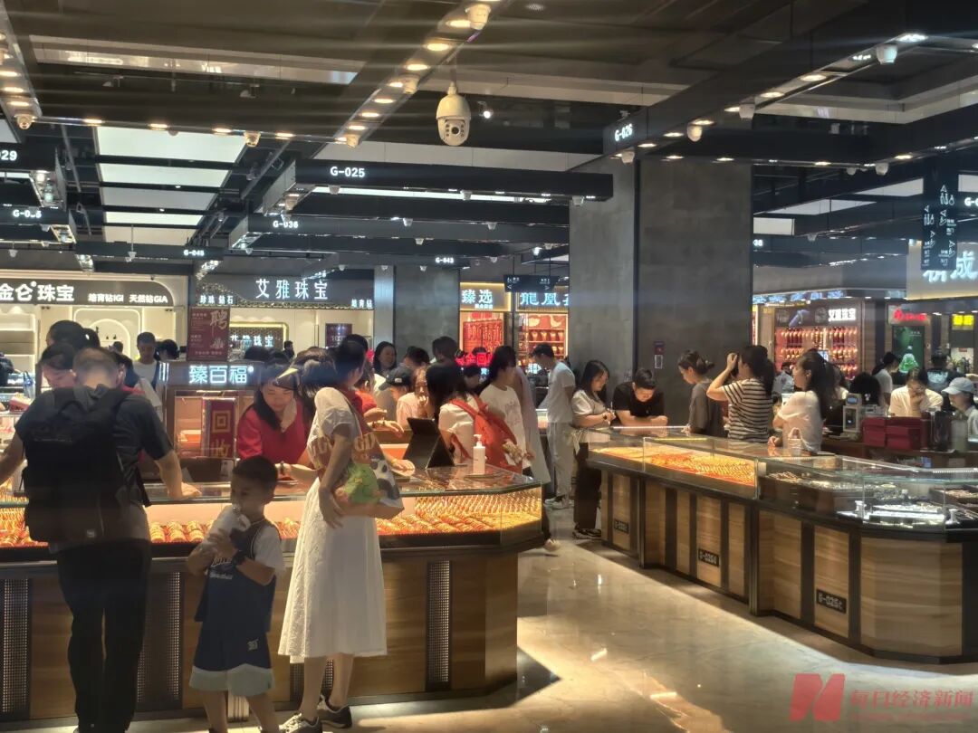 金价直逼1000元/克大关，深圳水贝顾客络绎不绝，记者实探：有人一单买走1斤多黄金！白银也卖爆